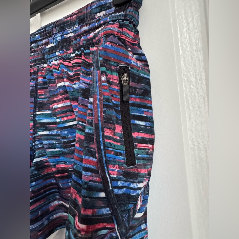 Lululemon Tracker Short V 4"
Hinshu Alpine White Multi - Picture 5 of 8
